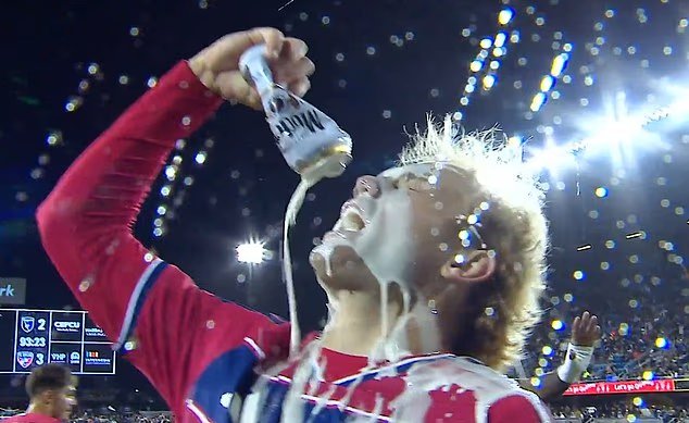 La star du FC Dallas, Sam Sarver, célèbre un but