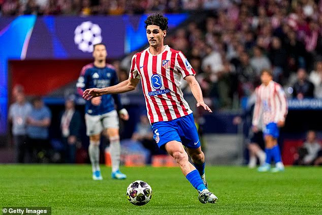 La star du football américain Johnny Cardoso VASIC de la