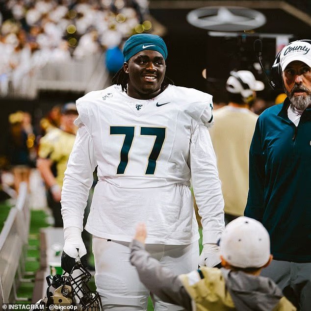 La star du football universitaire Deontavis Cooper décède tragiquement dans