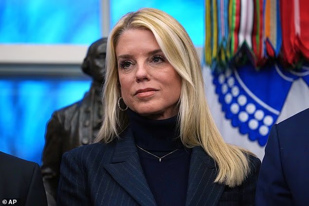 L'ancienne procureure générale de Trump, Pam Bondi, soignée pour un