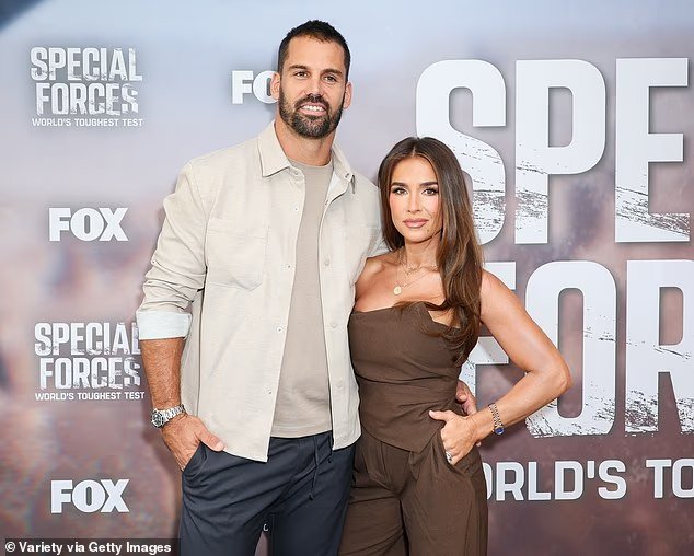 L'ancienne star de la NFL, Eric Decker, se déshabille pour