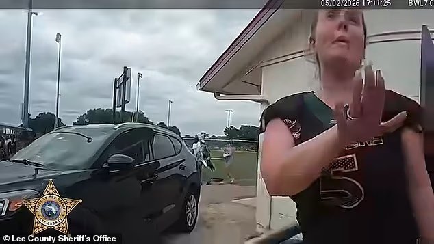 L'arrestation indécente d'une mère de Floride filmée alors qu'elle était