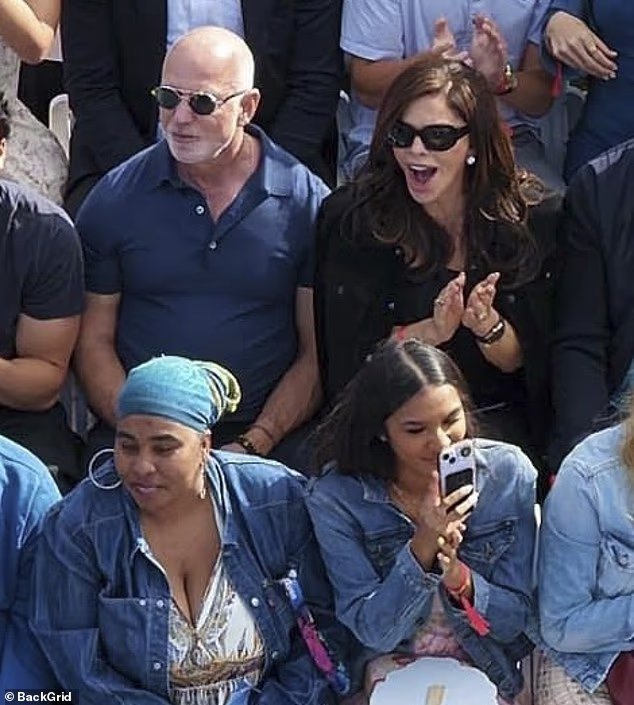 Lauren Sanchez Bezos affiche son sourire caractéristique alors qu'elle s'accroche