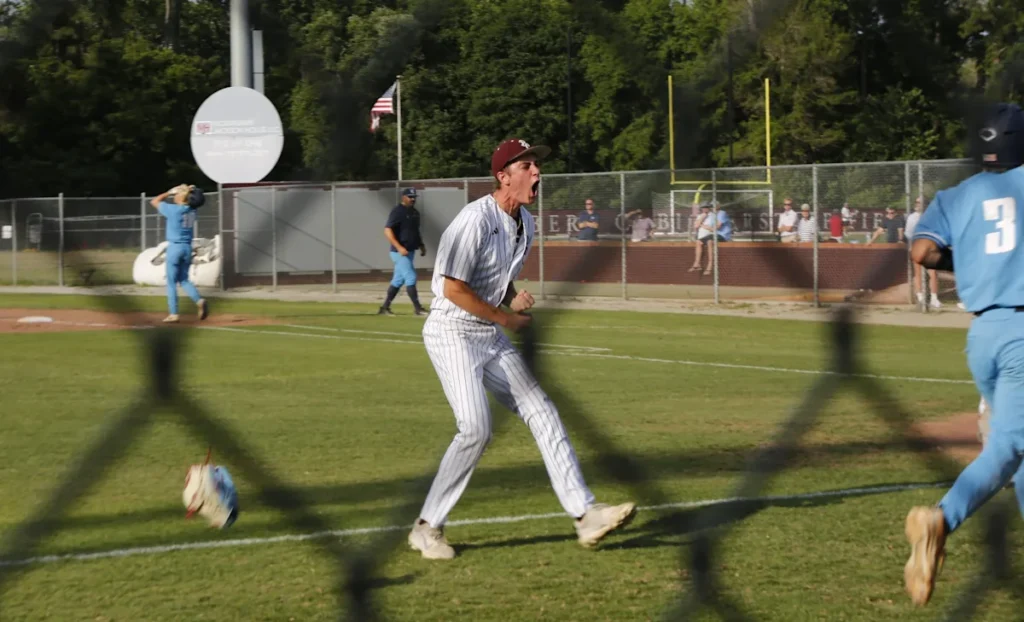 Le baseball bénédictin divise le match avec Cambridge, le troisième