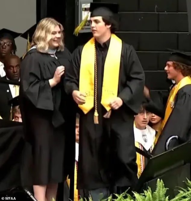 Le frère d'un adolescent texan a reçu une standing ovation