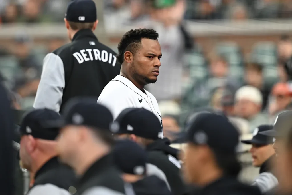Le lanceur des Tigers Franbell Valdez entraîne Trevor Story, déclenchant