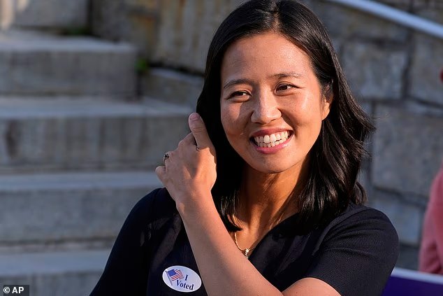 Le maire de Boston, Voke, trouve le temps de promouvoir
