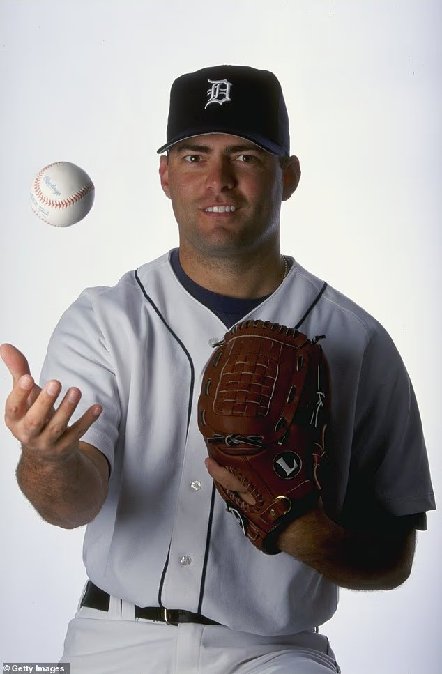 Le manager d'une ligue mineure de baseball mystérieusement licencié par
