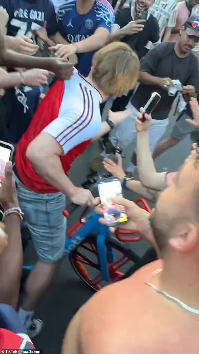 Le moment déchirant où un fan solitaire d'Arsenal à vélo