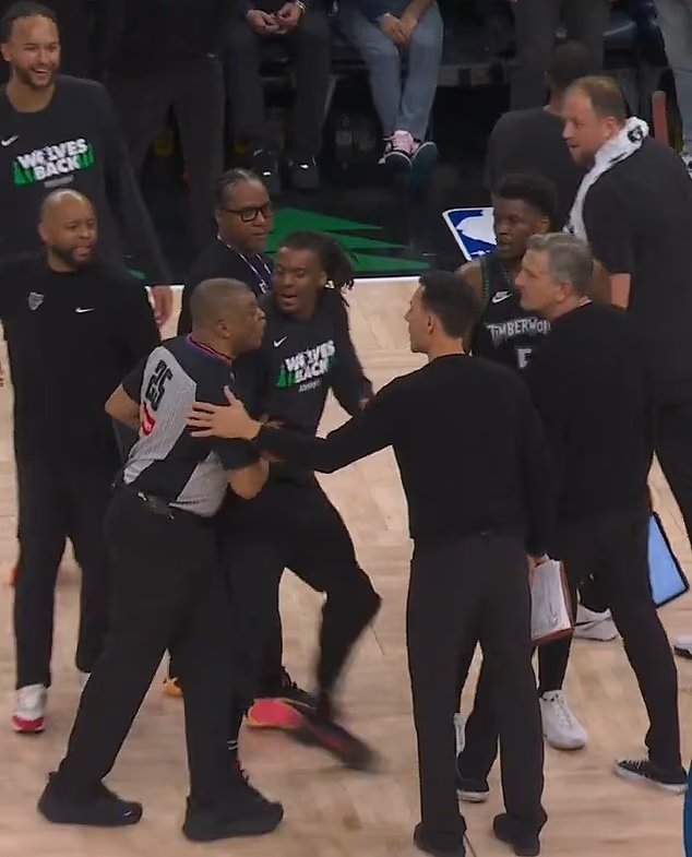 Le moment incroyable où un arbitre de la NBA doit
