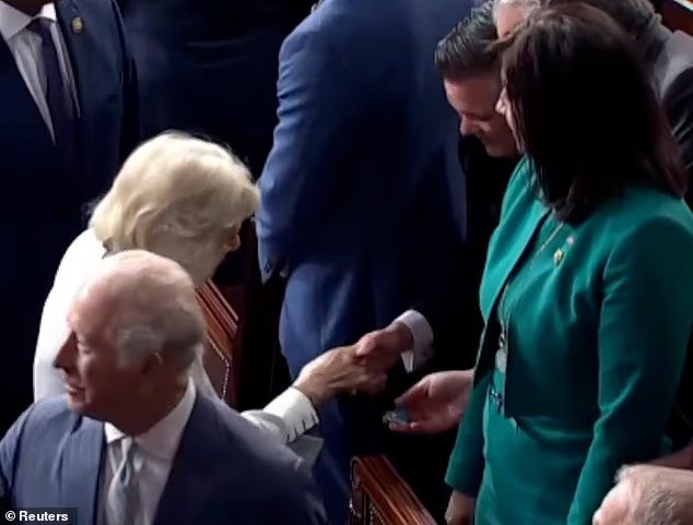 Le moment où la reine Camilla a reçu un mystérieux