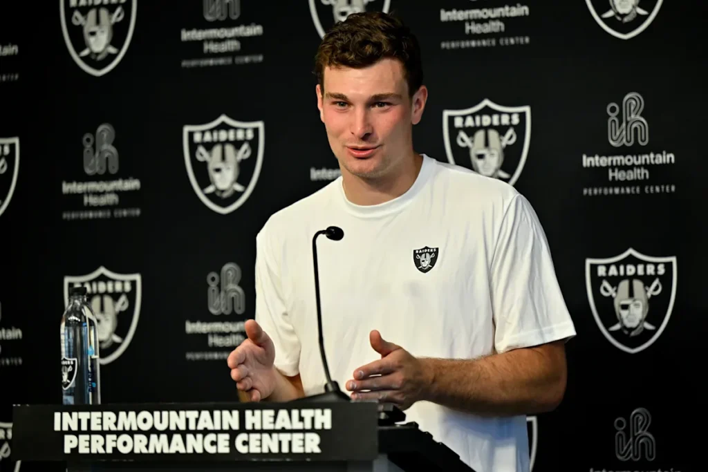 Le nouveau quart-arrière des Raiders, Fernando Mendoza, ne s'engage pas