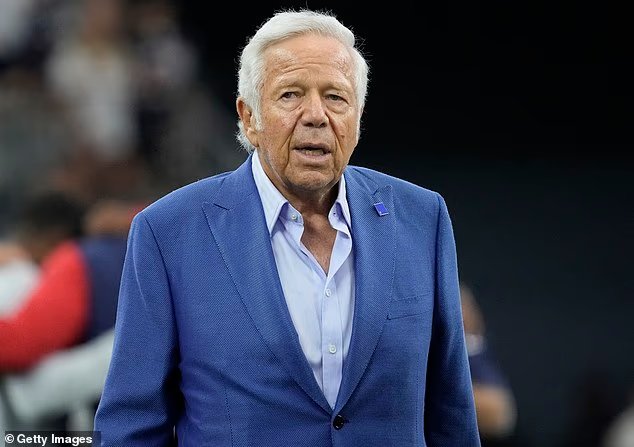 Le propriétaire des Patriots, Robert Kraft, supplie la NFL d'accepter