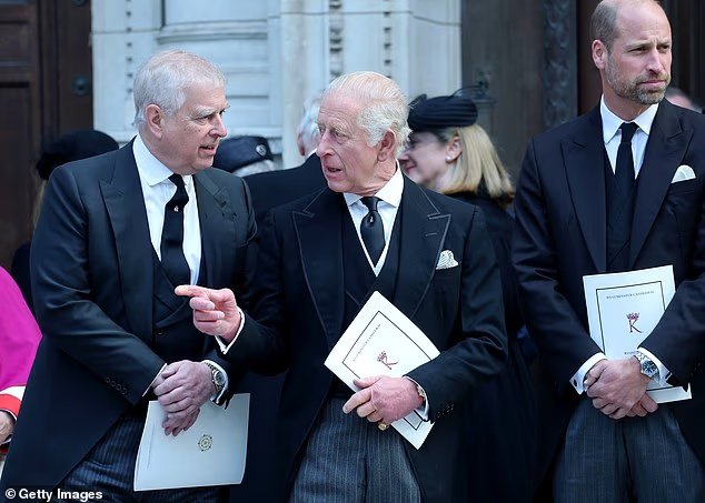 Le roi Charles méprise son frère Andrew lors de son
