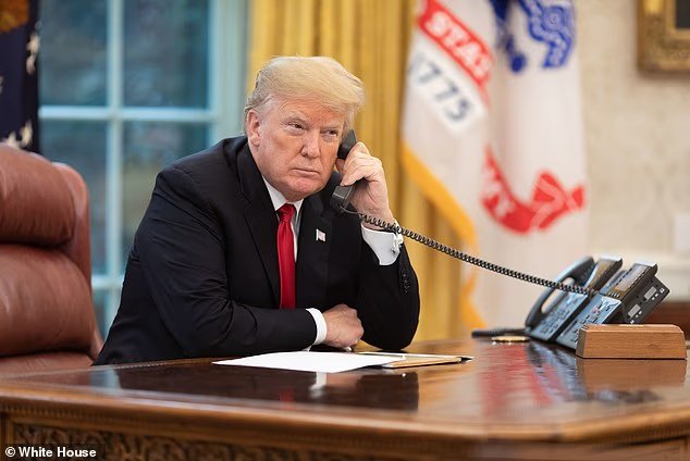 Le téléphone MAGA en or de Trump est ENFIN expédié