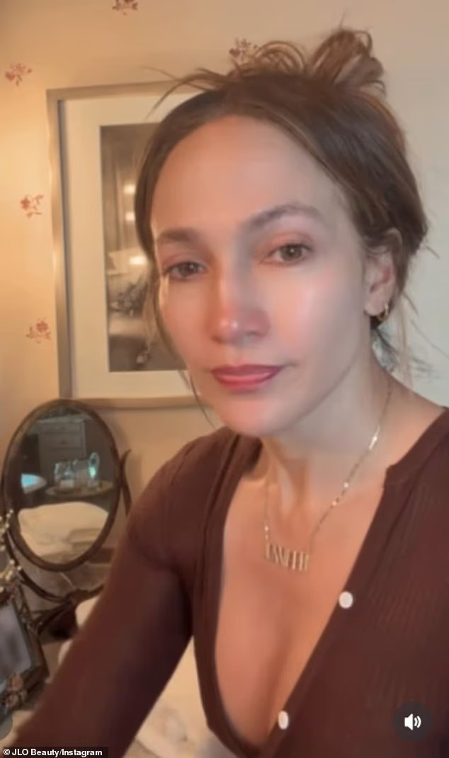 Le visage sans maquillage de Jennifer Lopez à 56 ans