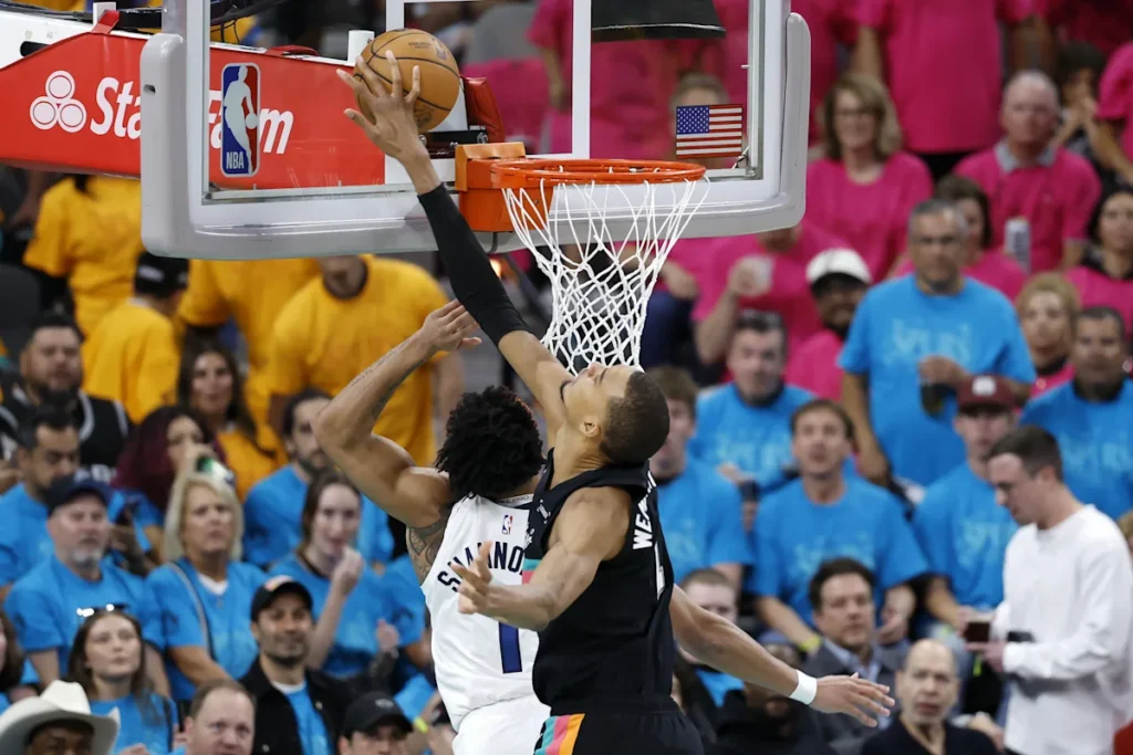 L'entraîneur-chef des Timberwolves, Chris Finch, n'est pas satisfait de la