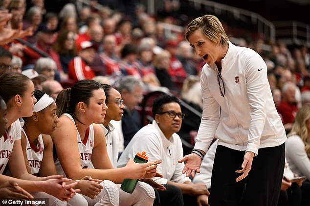 L'entraîneur de basket-ball féminin accusé d'avoir supervisé un environnement "toxique"