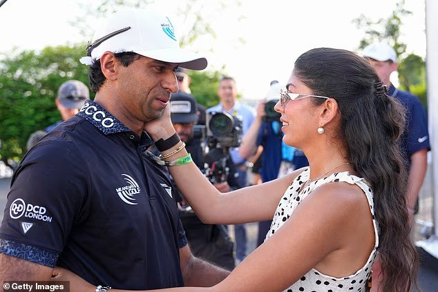 L'épouse derrière le vainqueur britannique du championnat PGA de 2,76