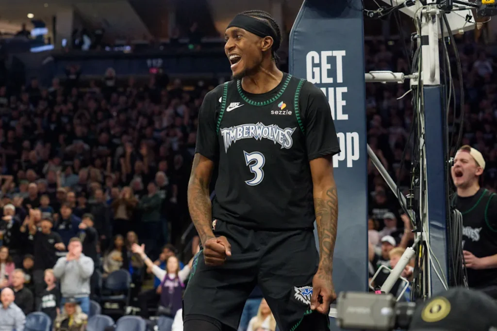 Les Timberwolves en désavantage numérique battent les Nuggets et affronteront