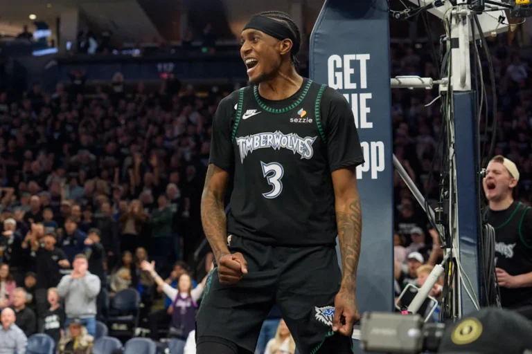 Les Timberwolves en désavantage numérique battent les Nuggets et affronteront