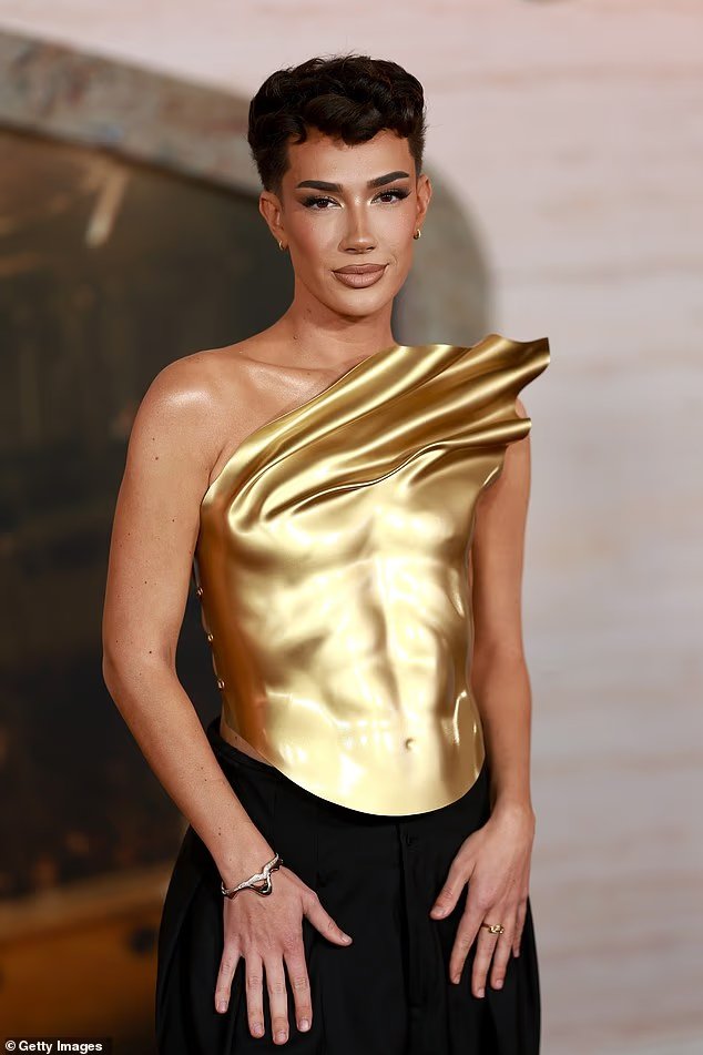 Les fans étaient furieux lorsque l'influenceur beauté James Charles a