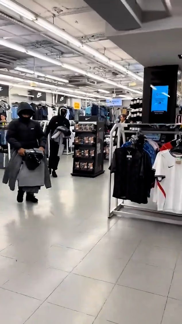 Les jeunes cagoulés fouillent un instant le magasin JD Sports