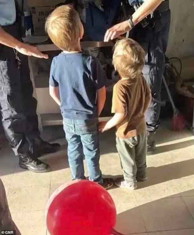 Les parents abandonnent les frères âgés de cinq et trois