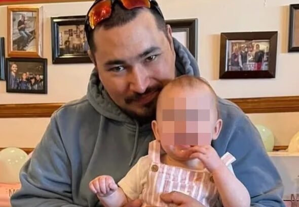 Les premières vacances d'un jeune couple en tant que parents