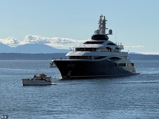 Les yeux roulaient alors que Mark Zuckerberg amarrait son superyacht