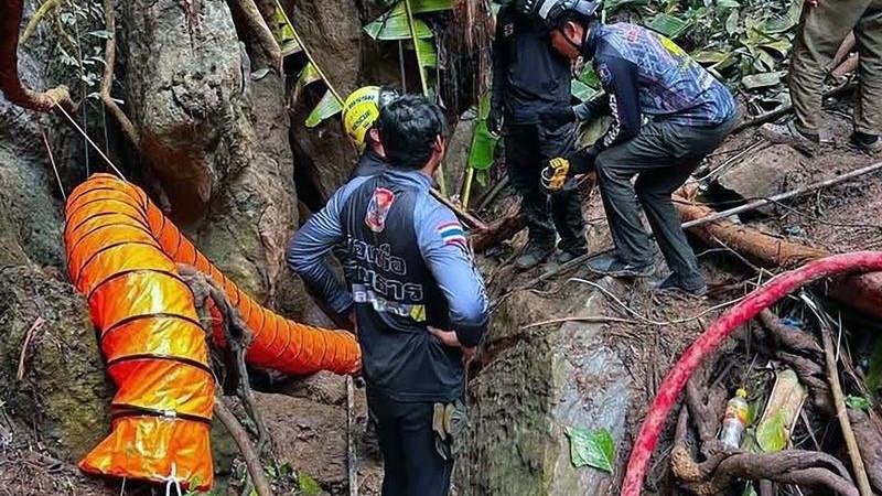Los buzos de rescate dicen que el primer superviviente ha