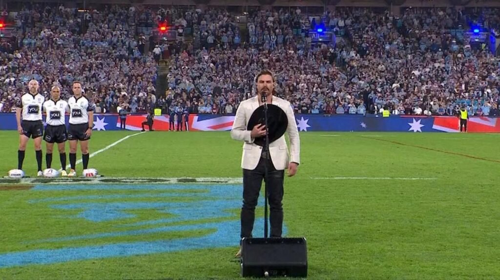 Los fanáticos interpretan el himno nacional australiano antes del primer