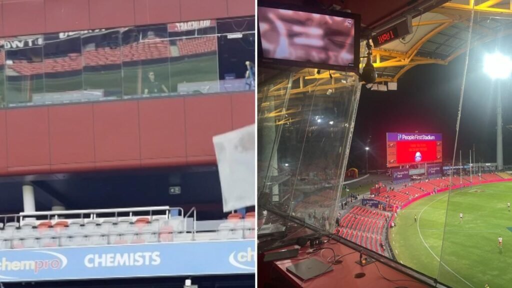 Los locutores rompieron accidentalmente la ventana del palco del entrenador
