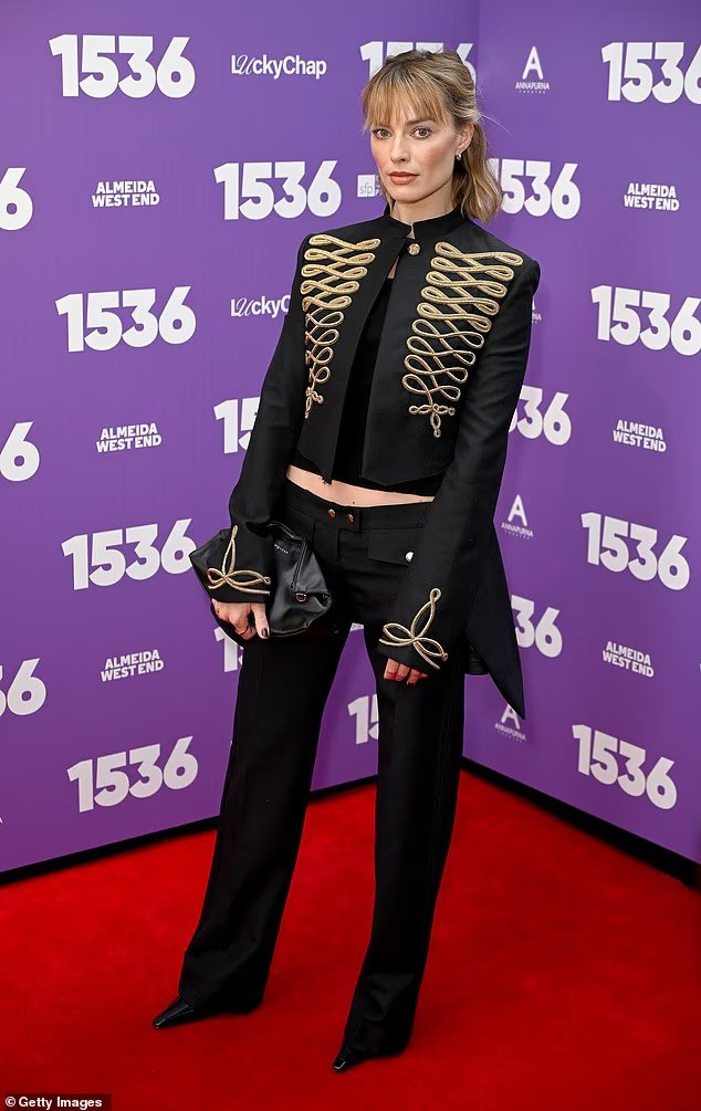 Margot Robbie montre son ventre tonique dans une veste militaire