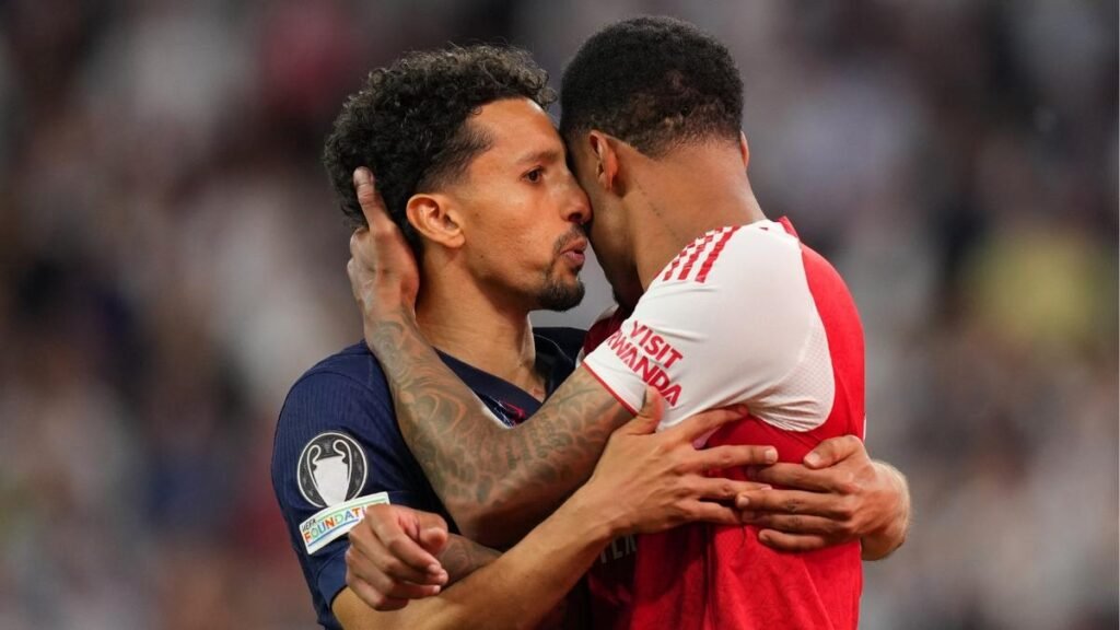Marquinhos consuela a Gabriel Magalhas del Arsenal tras entregarle el