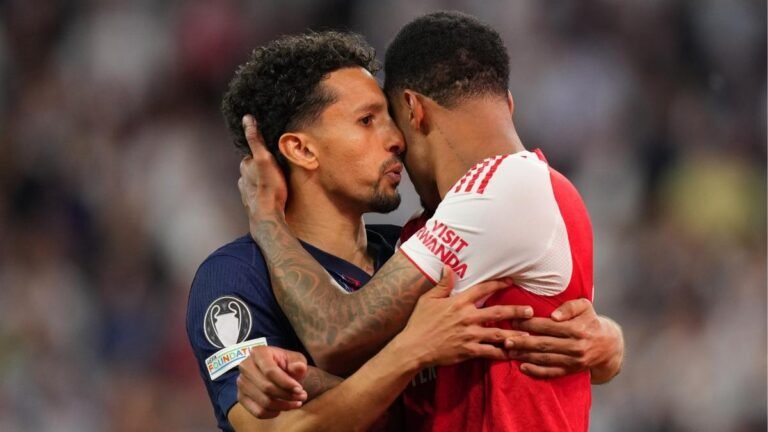 Marquinhos consuela a Gabriel Magalhas del Arsenal tras entregarle el