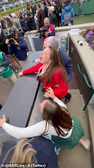 Moment d'émotion Cherie DeVauk célèbre sa victoire dans le Kentucky