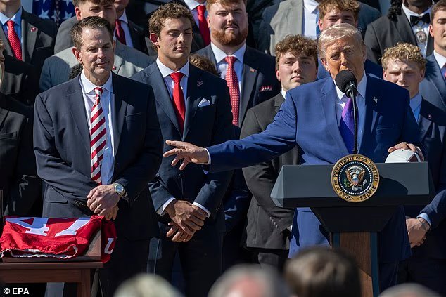 Moment gênant, Donald Trump ne reconnaît pas l'entraîneur de football