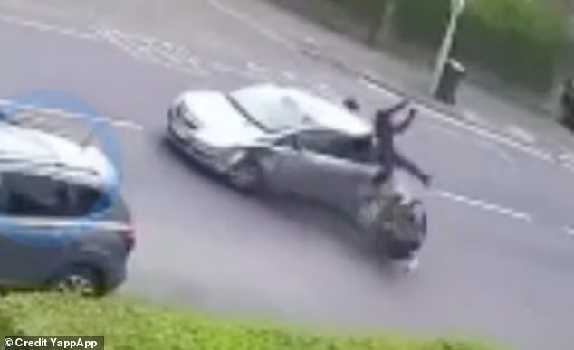 Moment où un "adolescent sur une moto volée" percute une