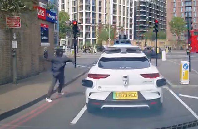 Moment où un homme lance une « pierre » sur