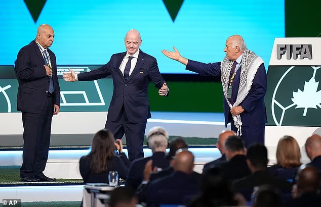 Moment remarquable Le président de la FIFA, Gianni Infantino, tente