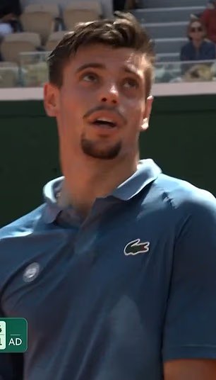 Moment sauvage La star du tennis de Roland-Garros sprinte jusqu'aux