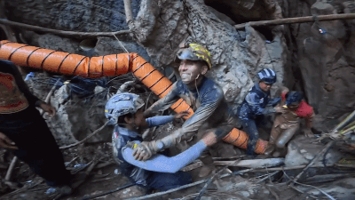 Momento conmovedor que el equipo de rescate celebra tras encontrar