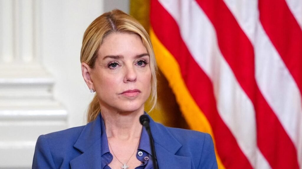Pam Bondi Cancer TikTok Fallout: Jeanne D'Arc fuera del personal