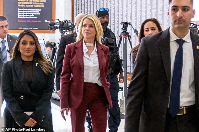 Pam Bondi, atteinte d'un cancer de la thyroïde, arrive à