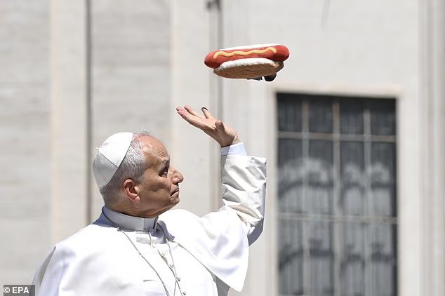 Papa Love lui a jeté un hot-dog en peluche... après