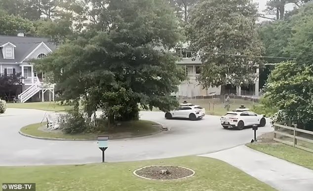 Petite banlieue d'Atlanta OUEST par des voitures sans conducteur circulant