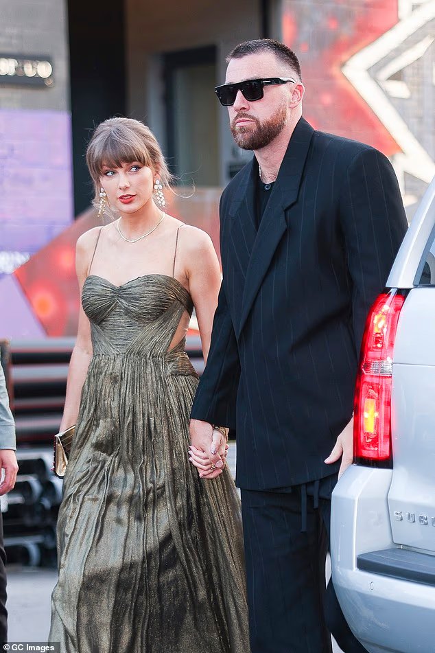 Pourquoi Taylor Swift a coupé le père de Travis Kelce