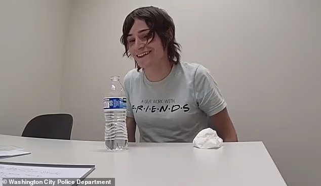 Regardez les aveux calmes d'une tueuse trans après avoir tué
