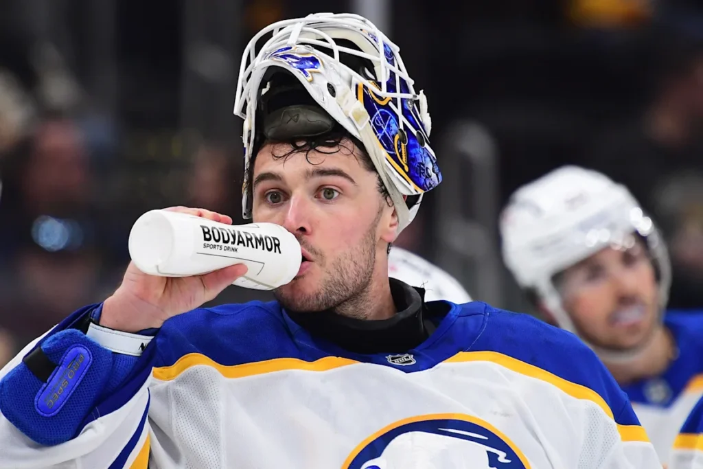 Résumé du hockey : l'ancien gardien des Wings, Lyon, mène